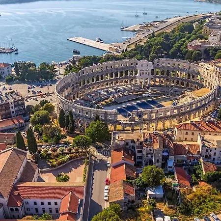 Lovric 3 * Pula